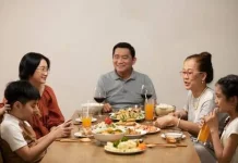 Gak Cuma Kenyang, Ini 4 Manfaat Makan Bareng Buat Kesehatan Mental