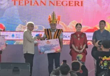 Desa Hilisiametano Terima Perlengkapan Edukasi Cinta, Bangga dan Paham Rupiah
