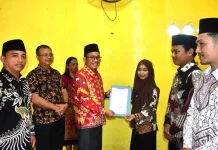 Dua Pegawai KUA Gustar Terima SK Pengangkatan Pertama Jabatan Fungsional PNS
