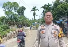 Petugas Imbau Kendaraan Bermuatan 10 Ton Tidak Melintas di Jalan Longsor Bawalato