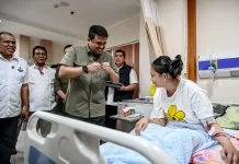 Gubsu Tanggung Biaya Transportasi 2 Pasien Rujukan dari RSUD M Thomsen
