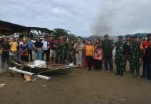 Jaga Kebersihan Pesisir, TNI dan Masyarakat Bersihkan Pantai Ilir