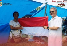 Bagi-bagi Bendera Merah Putih di Pekan Hiliweto Gido, Semarak Songsong HUT Kemri