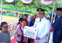 Sebanyak 200 Warga Nias Barat Terima Buku Rekening BSPS Tahap Pertama
