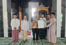 Tingkatkan Pelayanan Keagamaan, Kepala KUA Serahkan Jadwal Shalat untuk BKM