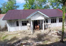 Satgas Karbak TNI AD Perehab SMP Negeri 3 Satu Atap Aramo