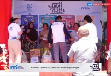 Berbagi Bingkisan untuk Warga Kurang Mampu pada Kegiatan RRI Fest Gunungsitoli