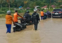 Tim SAR Gabungan Evakuasi Warga Terdampak Banjir di Hilisimaetano, Nias Selatan