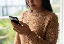 Begini Cara Tahu Sifat Orang dari Gayanya Memegang HP