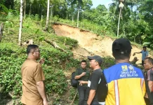 Bupati Nisel Tinjau Bencana di Fanayama, Instruksikan Penanganan Jalan Darurat