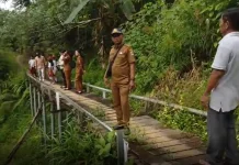 Jembatan Kayu ke SD Sanawuyu Rusak, Warga Harap Diperbaiki lewat Karbak TNI