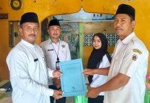 KUA Gunungsitoli Utara Serahkan Surat Tugas Nazir Tanah Wakaf Desa Olora