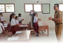 Kadis Kominfo Nias Utara Jadi Pembina Upacara di SDN Dahadano, Gaungkan Nasionalis