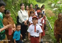 Kisah Pilu Anak SD di Nias Utara Sekolah Terpaksa Terobos Lumpur 4 Kilometer