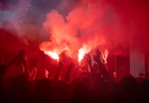 di Balik Sorot Lampu Panggung Konser