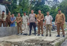 Atasi Sampah Menumpuk, Dinas PKPLH Nias Barat Turun ke Pasar Mandrehe