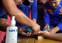 Petugas Damkar Evaluasi Cincin Dari Jari Seorang Pemuda Asal Nias Barat