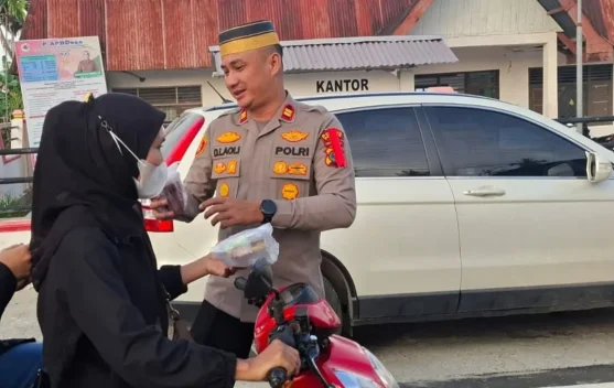 Polsek Alo’oa Bagikan Takjil kepada Pengguna Jalan