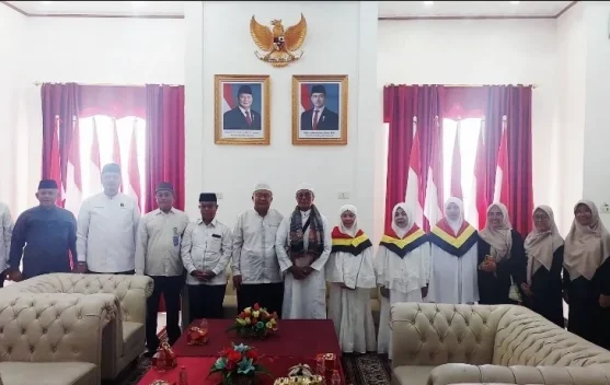 Jemaah Haji Kota Gunungsitoli Disambut di Bandara Binaka