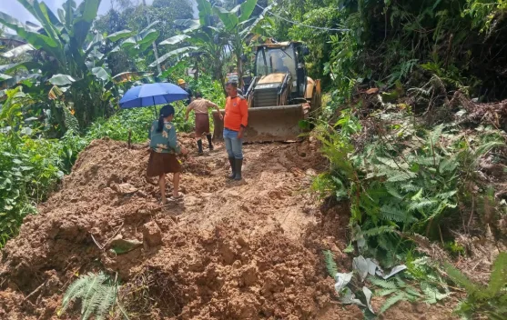 Tanah Longsor Tutup Akses Jalan Gunungsitoli-Hiliduho