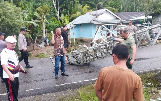 Gapura Perbatasan Antar Kecamatan Tumbang, Jalan Umum Terganggu