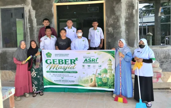 ASN KUA Gusit Selatan Bersama Jamaah Laksanakan GEBER MASJID di Masjid Al-Ikhlas