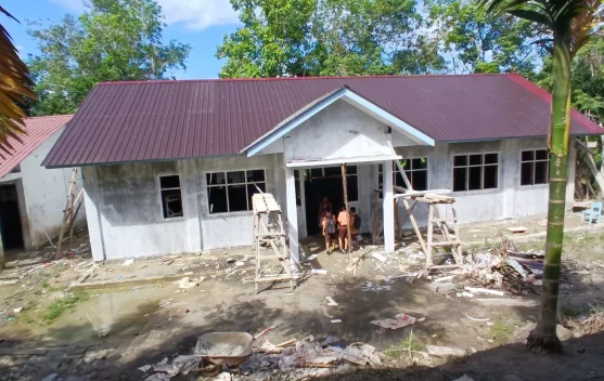 Satgas Karbak TNI AD Rehab Gedung SMP Negeri 3 Aroma