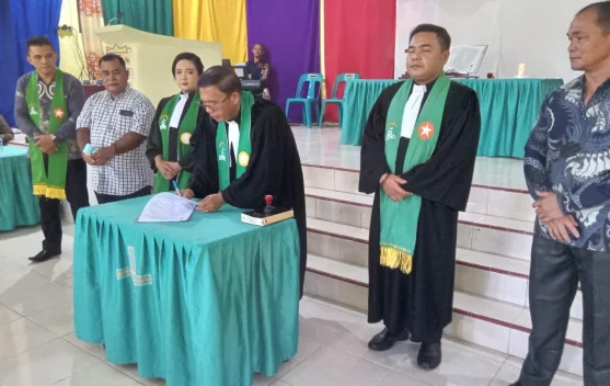 Pdt. Atarina Zega Resmi Layani Jemaat Markus Siwalawa