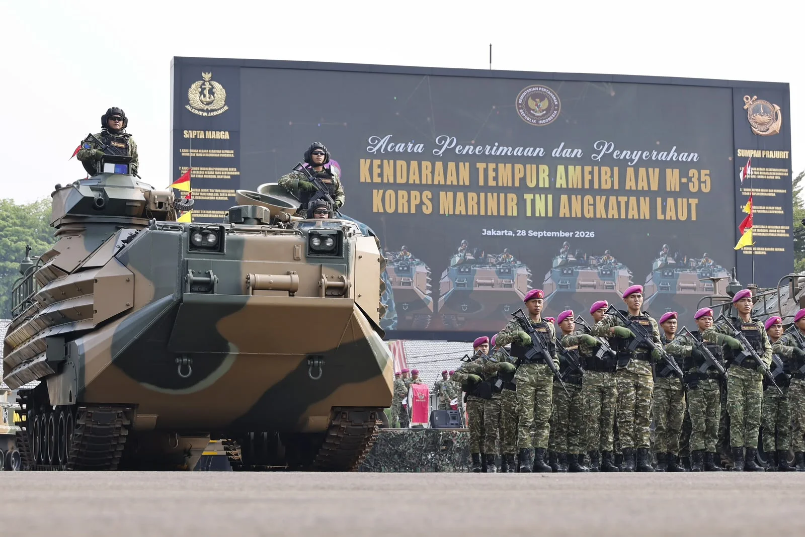 12 AAV M-35 Perkuat Kemampuan Operasi Amfibi Korps Marinir | LPP RRI