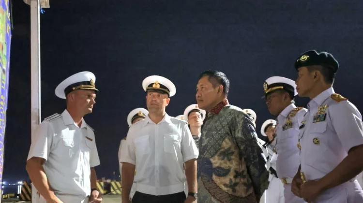 Pererat Diplomasi Maritim, Wamenhan RI Hadiri Undangan Resepsi di Atas Kapal Rusia