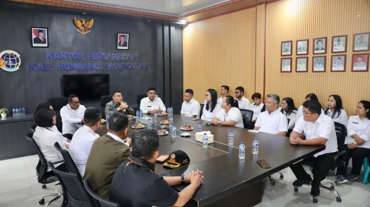 Wamen Ossy Tekankan Akurasi Data Pertanahan saat Kunjungi Kantah Humbang
