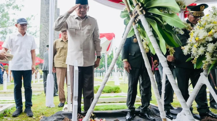 Menhan RI Hadiri Pemakaman Mayjen TNI (Purn) Tayo Tarmadi di TMP Cikutra Bandung