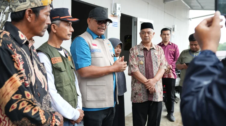 Safrizal Berkunjung ke Huntara Jamur Ujung, Fatmawati Tersanjung