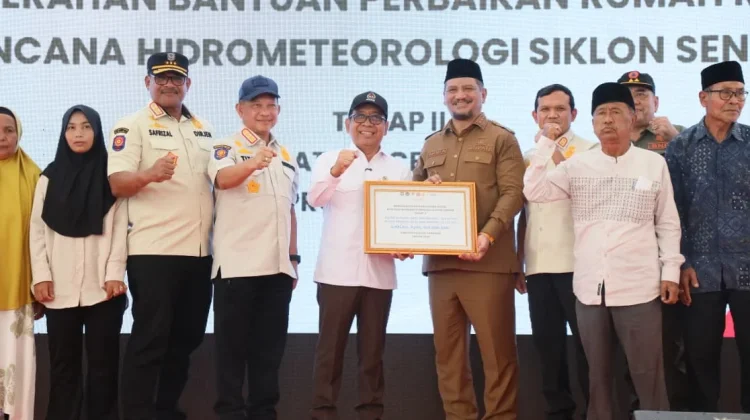 Kemendagri dan Kemenko PMK Serahkan Bantuan di Aceh Tamiang