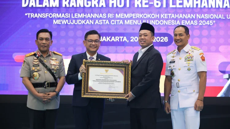 Menteri Nusron Menyerahkan Sertipikat Hak Pakai kepada Lemhannas
