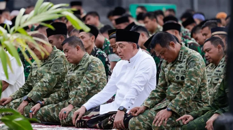 Menhan Salat Iduladha bersama Prajurit dan Masyarakat di Manokwari