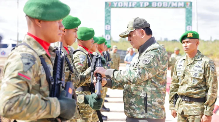 Kunjungi Yon TP 808/Mbaham Matta, Menhan Tekankan Peran TNI Dukung Pembangunan