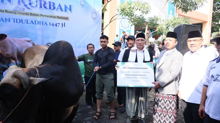 Menteri Nusron Serahkan Hewan Kurban ke Ponpes Darunnajah, Momentum Kebersamaan