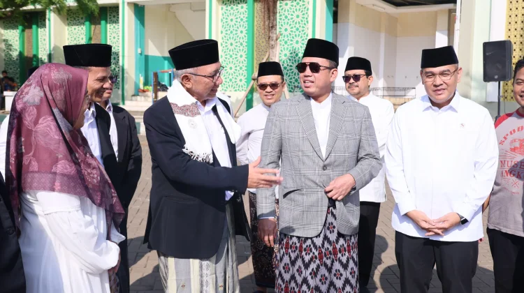 Menteri Nusron Serahkan Hewan Kurban ke Ponpes Darunnajah, Momentum Kebersamaan