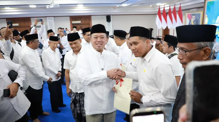 Menteri ATR/BPN Serahkan 243 Sertipikat Tanah Wakaf di Jawa Tengah