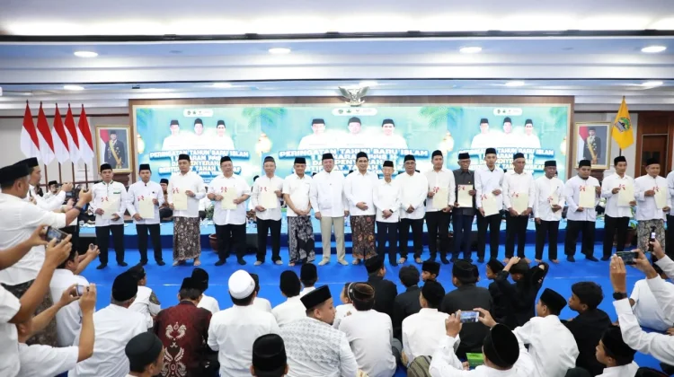 Menteri ATR/BPN Serahkan 243 Sertipikat Tanah Wakaf di Jawa Tengah