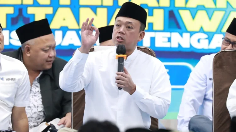 Menteri ATR/BPN Serahkan 243 Sertipikat Tanah Wakaf di Jawa Tengah