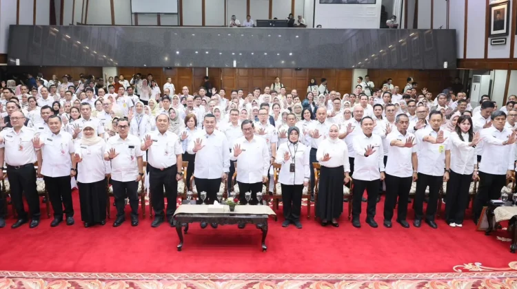 DKI Jakarta HUT ke-499, Wamen Ossy Serahkan 499 Sertipikat ke Gubernur Pramono Anung