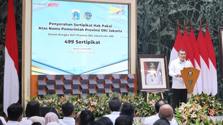 DKI Jakarta HUT ke-499, Wamen Ossy Serahkan 499 Sertipikat ke Gubernur Pramono Anung