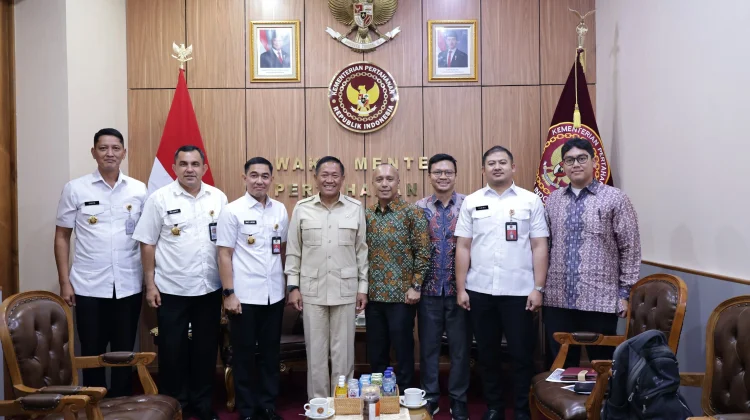 Wamenhan Terima Stafsus Menhan Bidang Ekonomi Pertahanan dan Tim Danantara