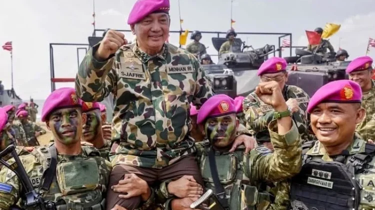 Menhan Dianugerahi Warga Kehormatan dan Brevet Kehormatan Korps Marinir