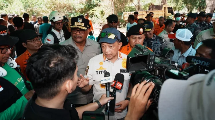 Mendagri Tinjau dan Salurkan Bantuan Bencana Gempa Bumi di NTT