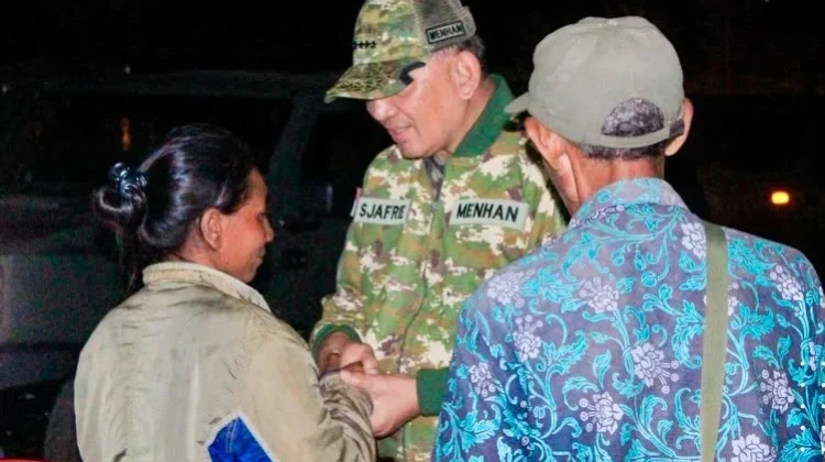 Pascagempa di NTT, Menhan Sjafrie dan Menteri PU Tinjau Yonif TP 834/WM di Nagekeo
