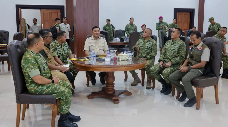 Menhan Sjafrie Pimpin Rapat Penanganan Karhutla di Riau