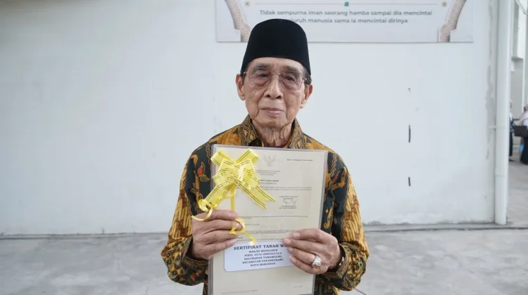 Selembar Sertipikat Menjaga Amanah Tanah Wakaf